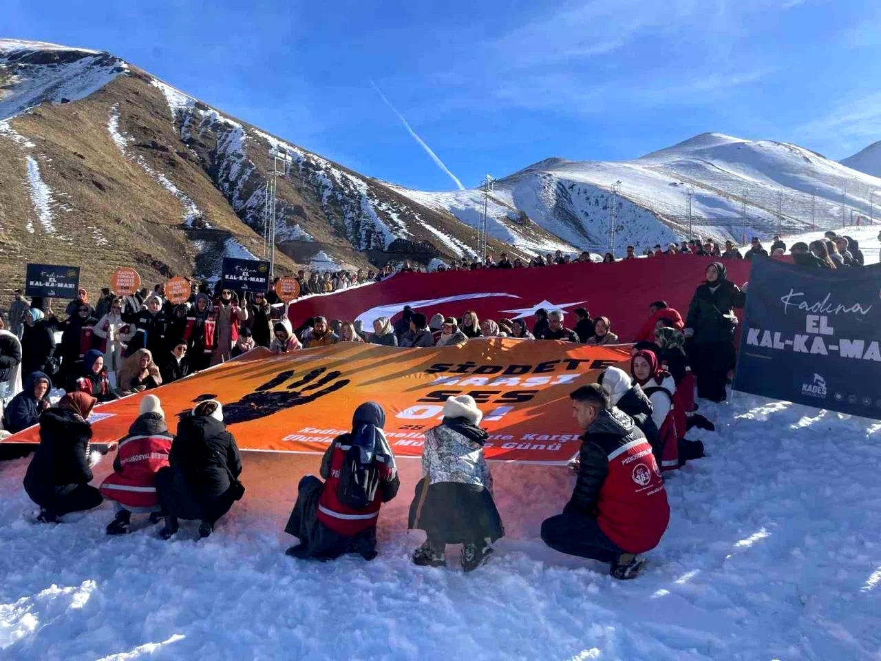 Erzurum’da “Şiddete karşı tek yürek” yürüyüşü düzenlendi