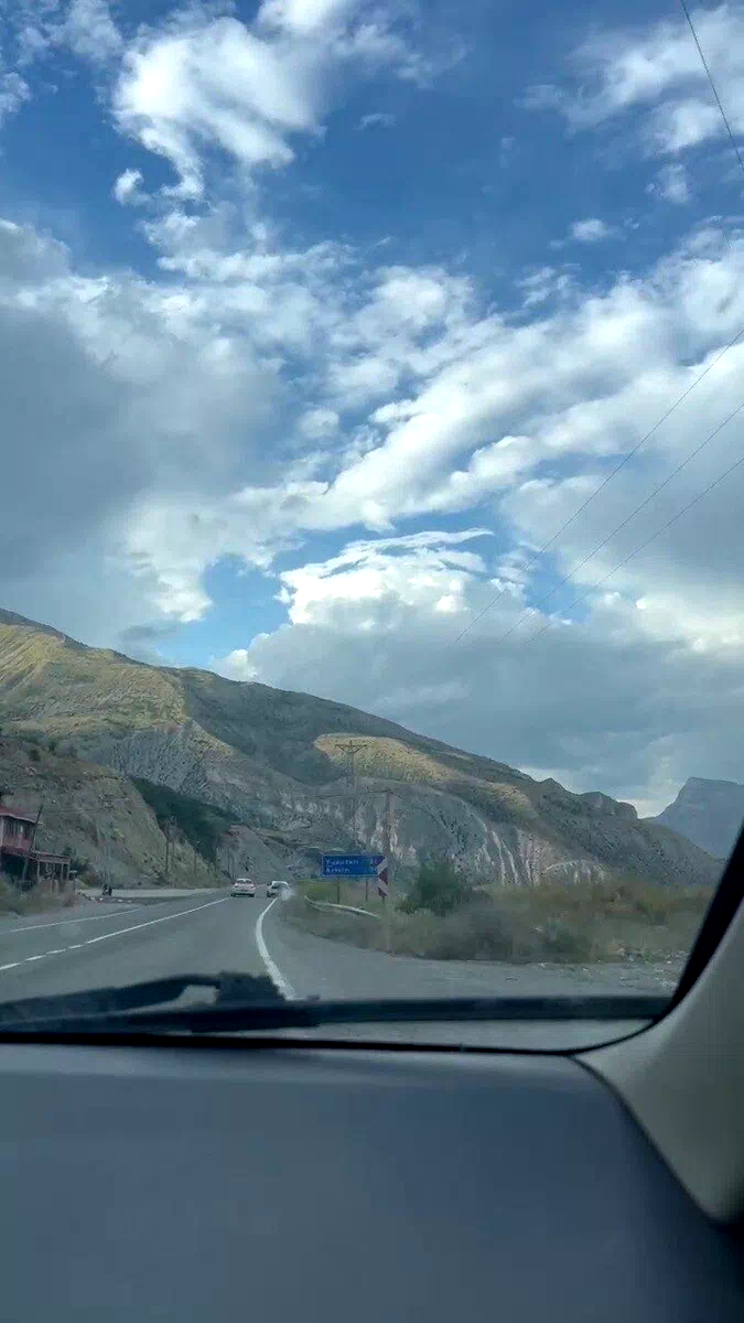 Erzurum’da spor araç mıcıra kapıldı, sürücü kazayı son anda atlattı