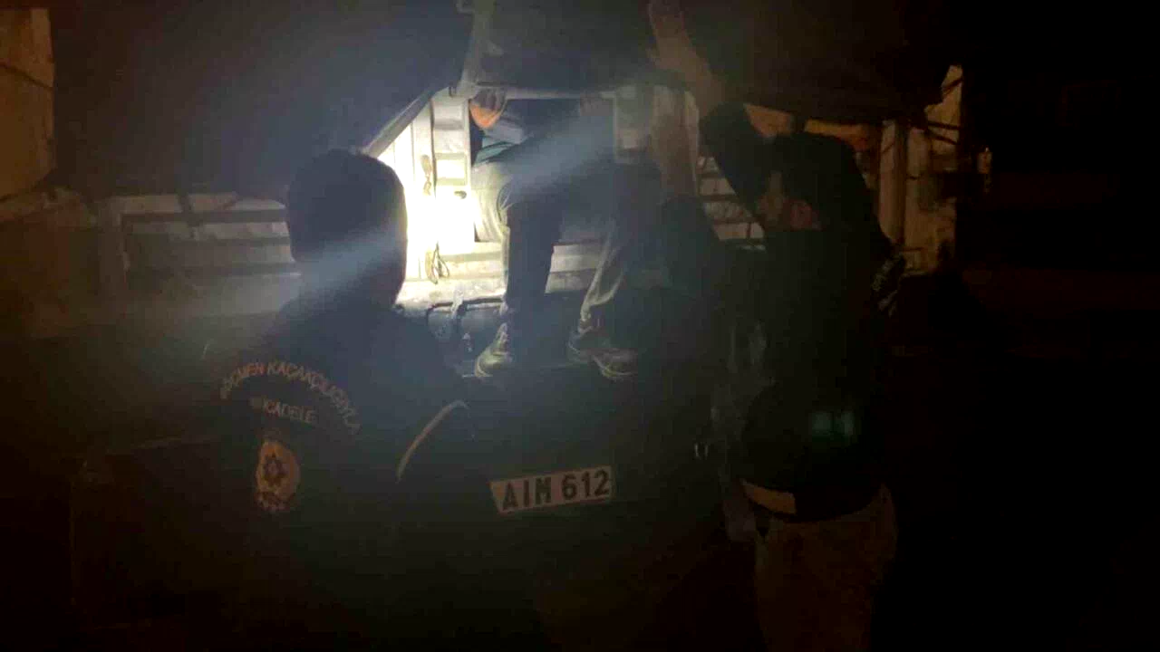 Erzurum’da tırın dorsesinde 22 düzensiz göçmen yakalandı