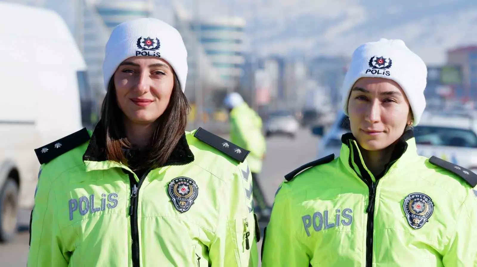 ERZURUM’DA TRAFİĞİ ORKESTRA ŞEFLERİ GİBİ YÖNETEN İKİ KADIN POLİS, TAKDİR TOPLUYOR