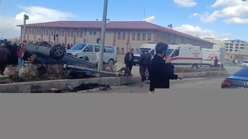 ERZURUM’DA TRAFİK KAZASI: ARAÇ TAKLA ATTI, YARALILAR VAR