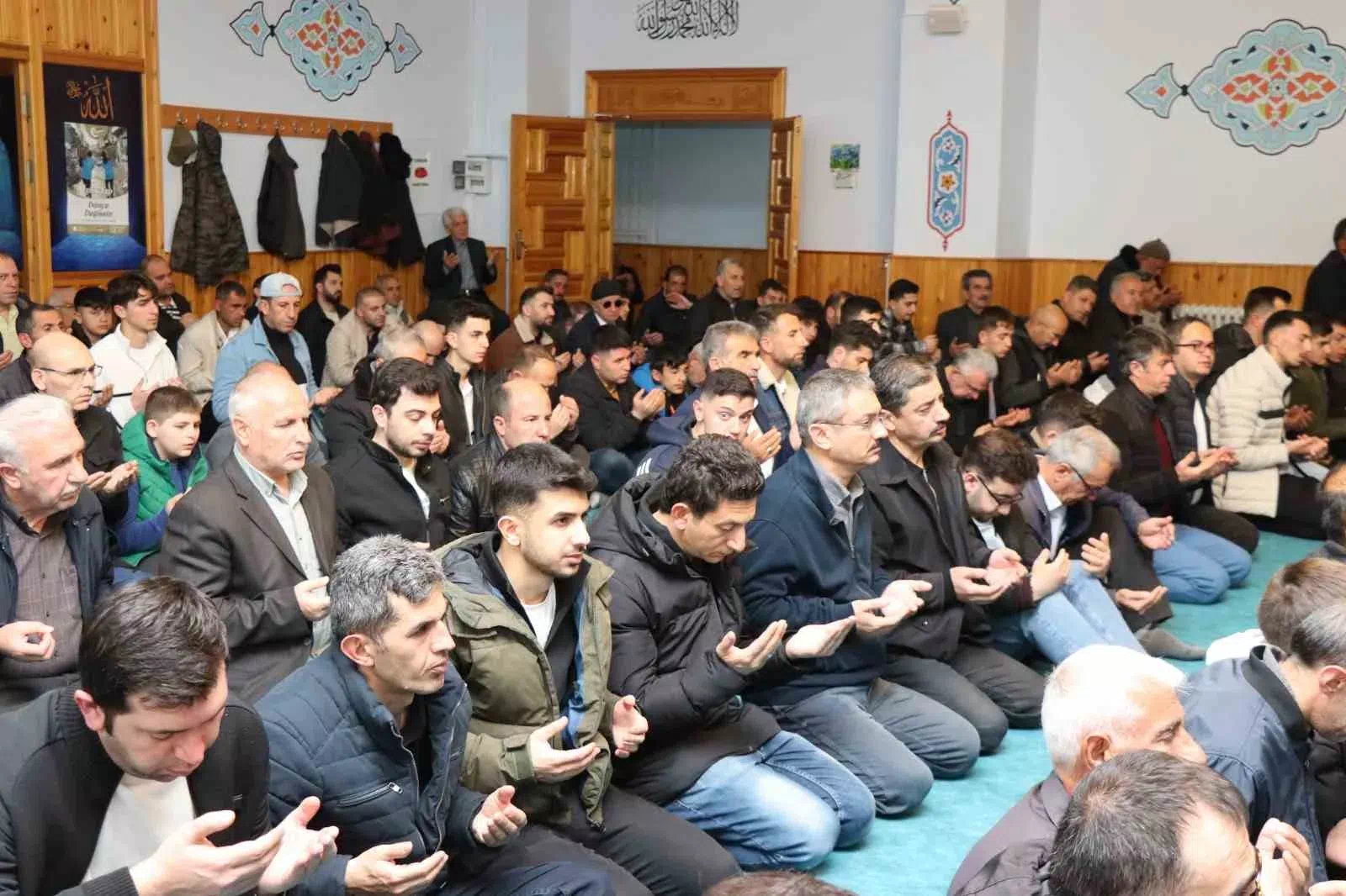 Erzurum’da Vatandaşlar Sabah Namazı Sonrası Camilere Akın Etti.