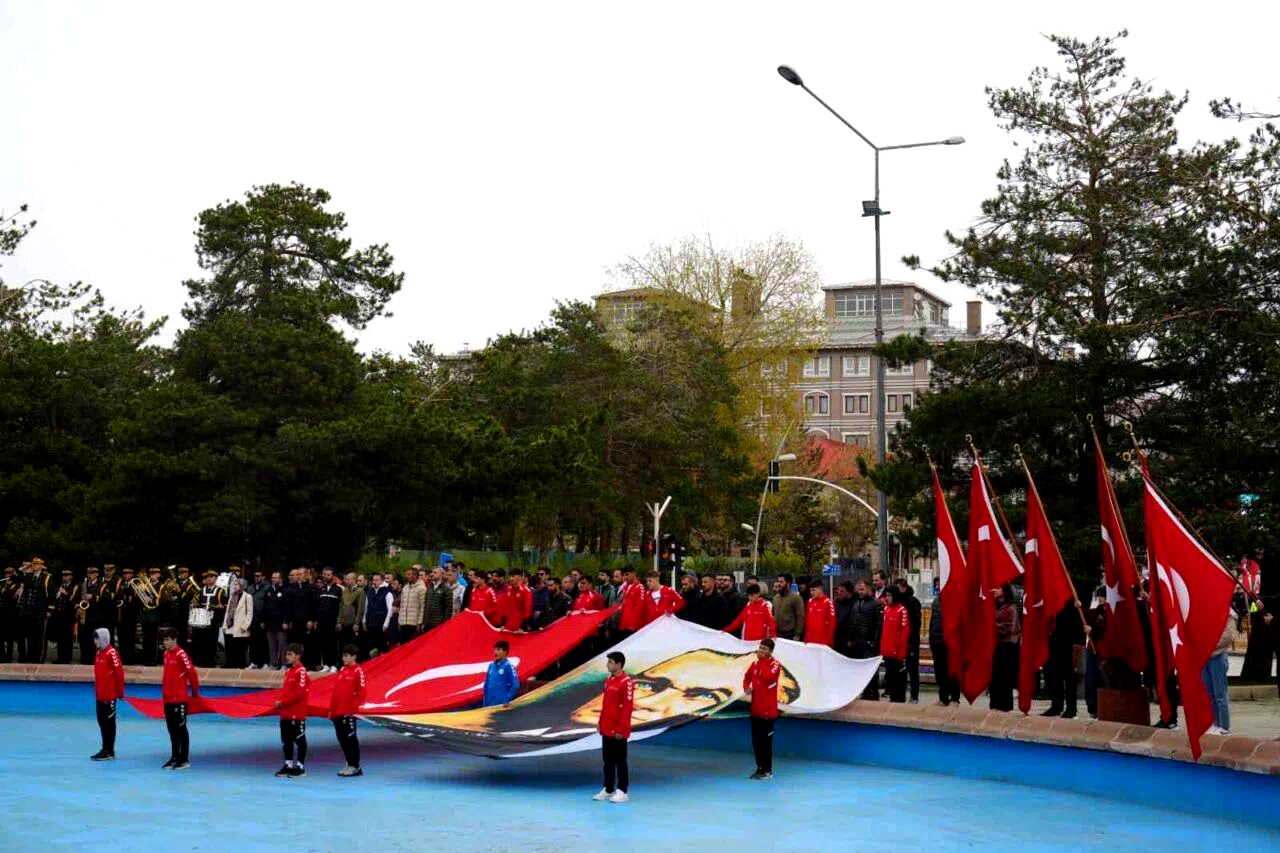 Erzurum’da yağmur 19 Mayıs coşkusuna engel olamadı