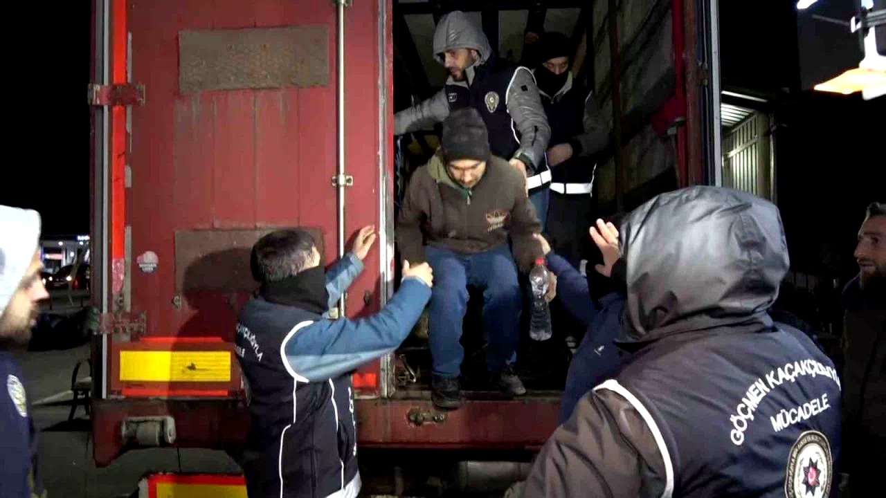 Erzurum’da yılbaşı öncesi polis, asayiş uygulamalarına start verdi