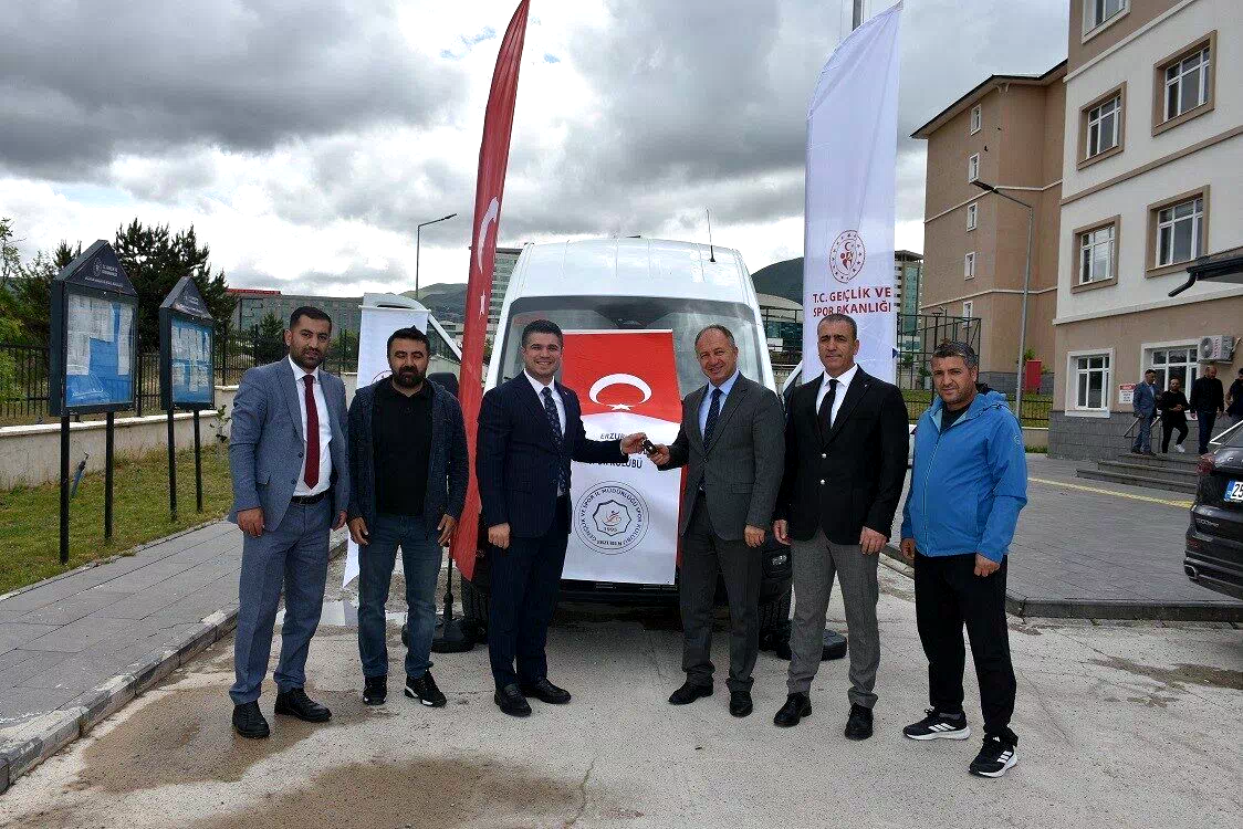 Erzurum Gençlik Spor Kulübü’ne yeni minibüs