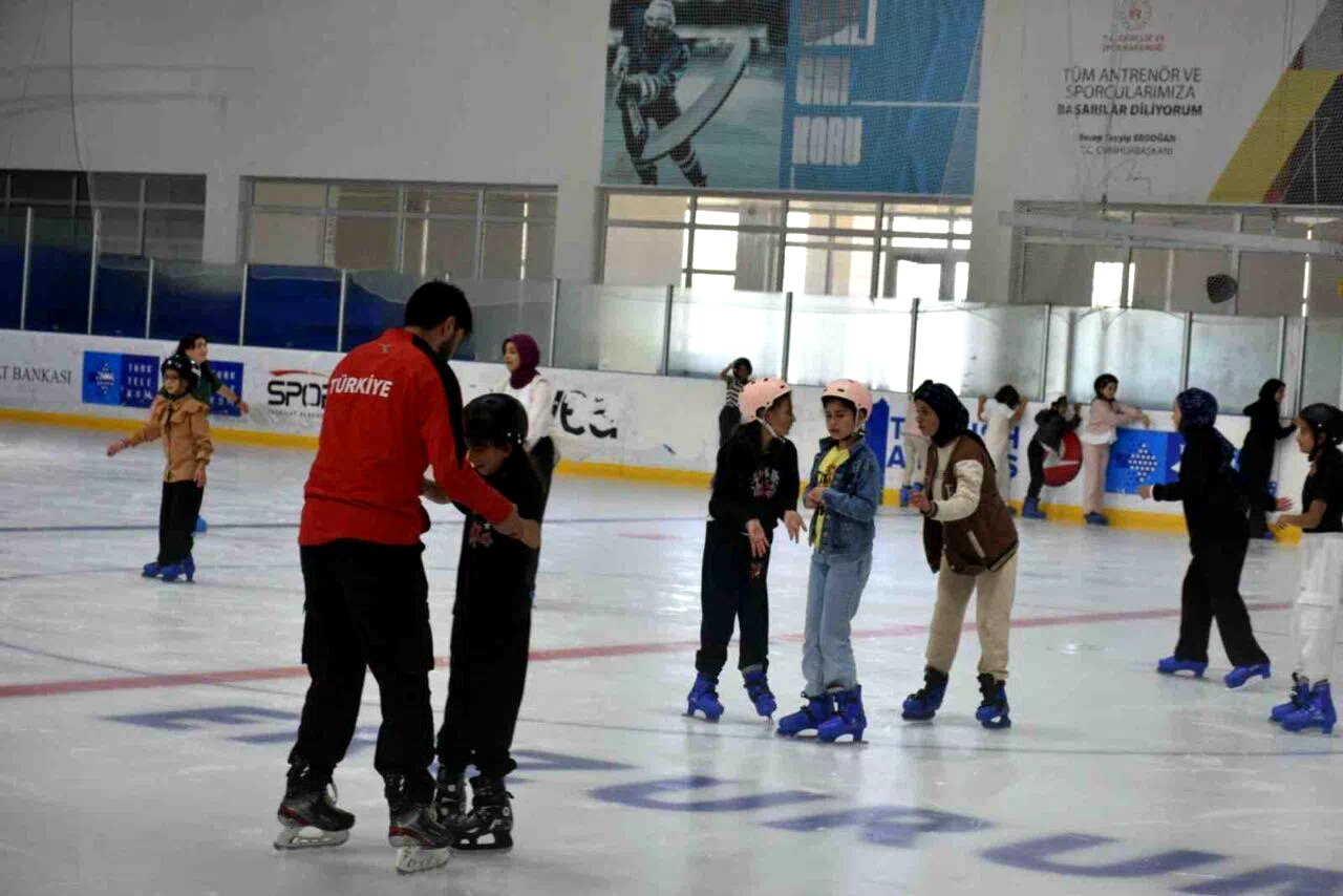 Erzurum GSİM’den Yaz Kur’an Kurslarına buz pateni eğitimi