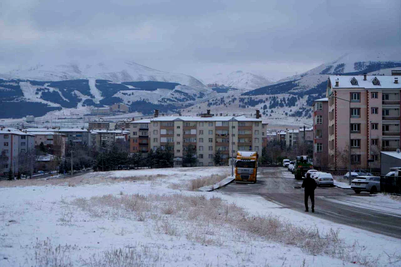 Erzurum güne karla uyandı