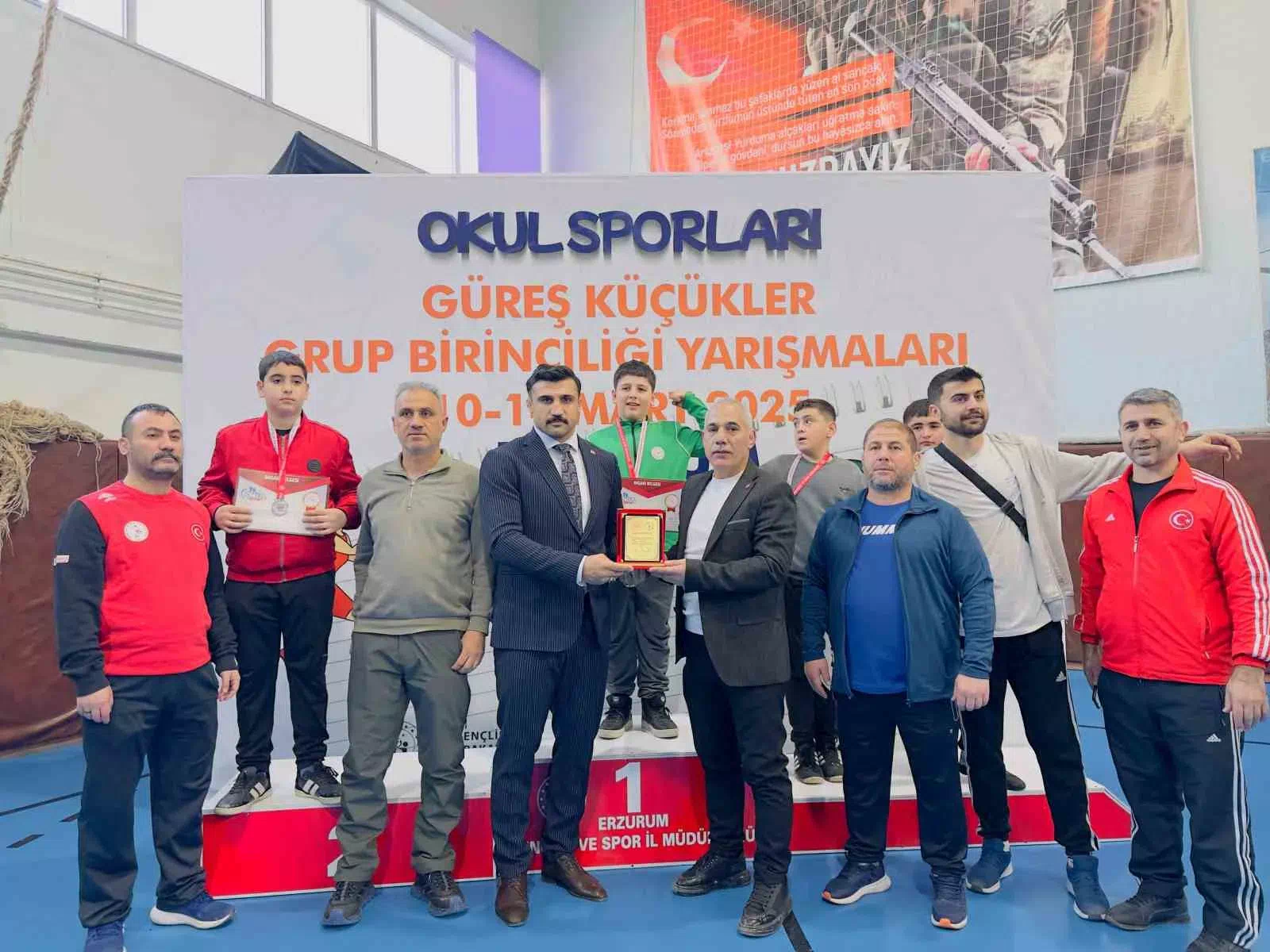 ERZURUM GÜREŞ İL TEMSİLCİLİĞİNDE BATTAL ALPKILIÇ’TAN DEVİR ALAN EREN DURSUN TURAN, HALEFİNE PLAKET TAKDİM ETTİ.