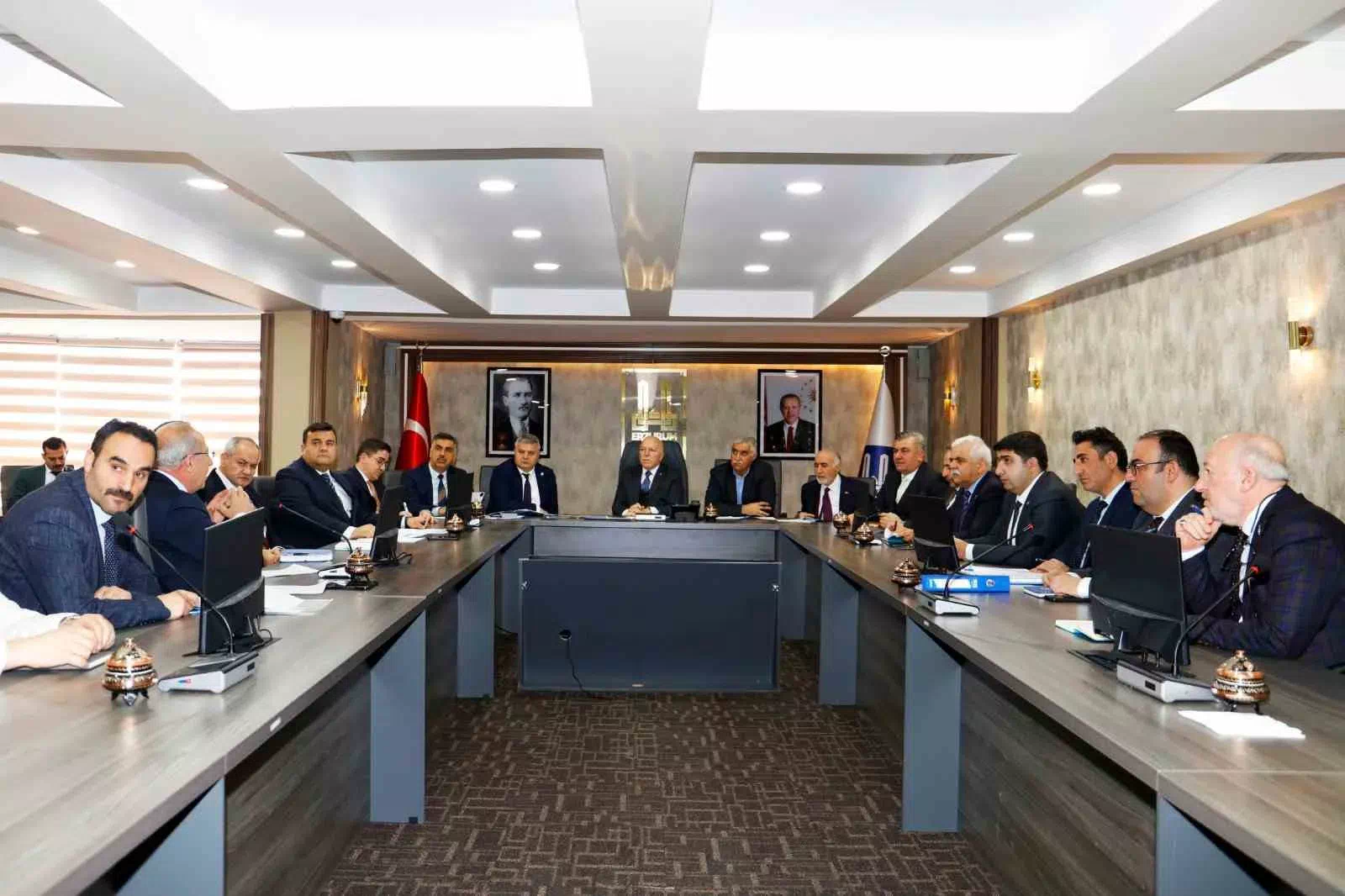 ERZURUM HAVALİMANI ÇEVRESİNDEKİ SİS SORUNUNA İLİŞKİN TOPLANTI GERÇEKLEŞTİ.