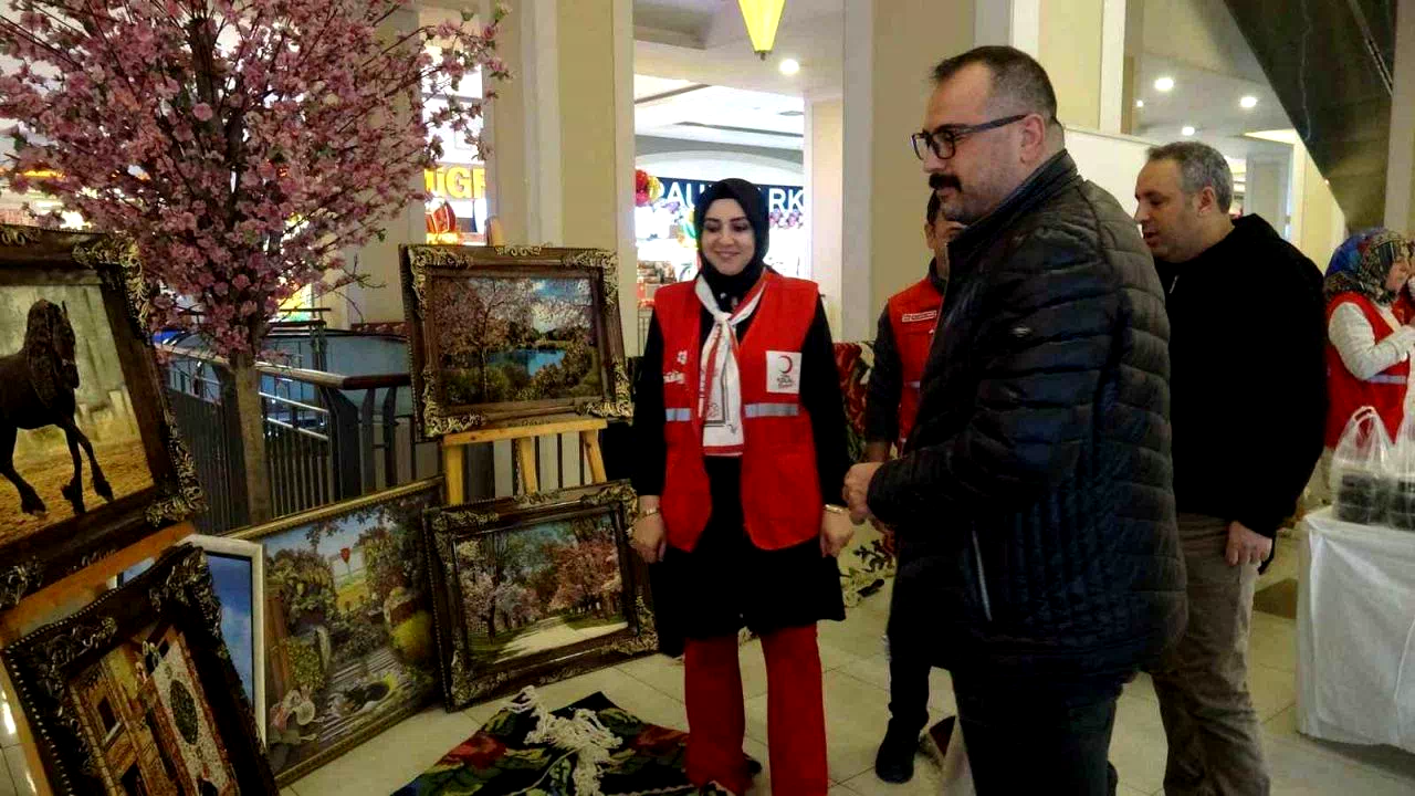 Erzurum Kızılay kadın kollarından Gazze, Filistin ve Sudan için hayır çarşısı