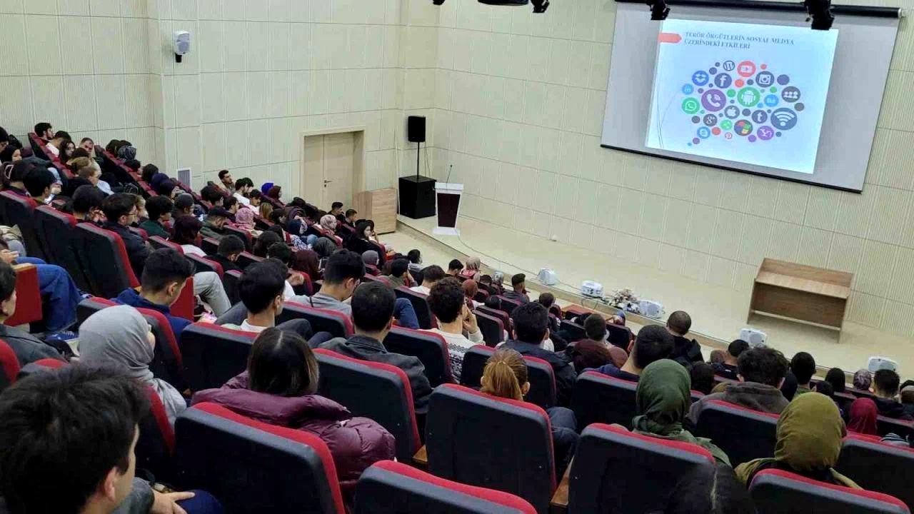 Erzurum polisinde gençlere bilgilendirme