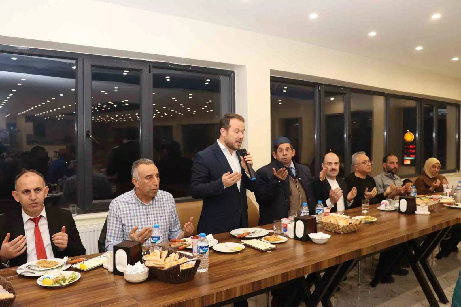 Erzurum’un Oltu ilçesinde Kaymakam Mustafa Çelik, özel gereksinimli bireylerle iftar yemeğinde buluştu.