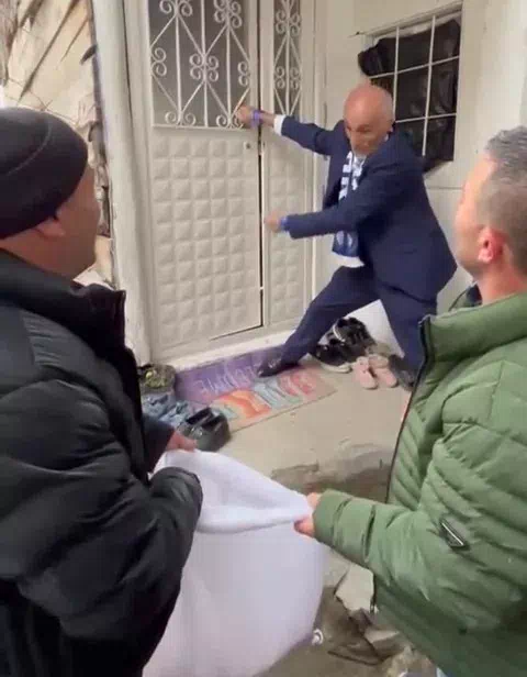 Erzurum’un Uzundere ilçesindeki 40 yaş üstü arkadaşlar, köylerinde çocukluk anılarını bayram ziyaretleriyle tekrar hatırladılar.