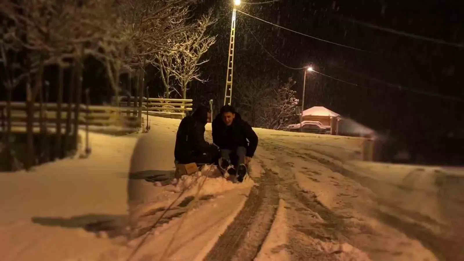 Erzurum Uzundere’de Gençler Kızakla Eğlendi