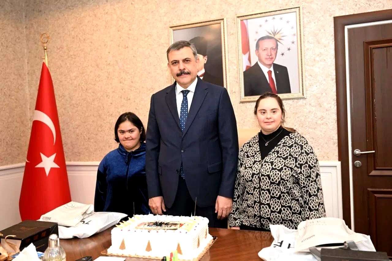 Erzurum Valiliği’nin güllerine sürpriz