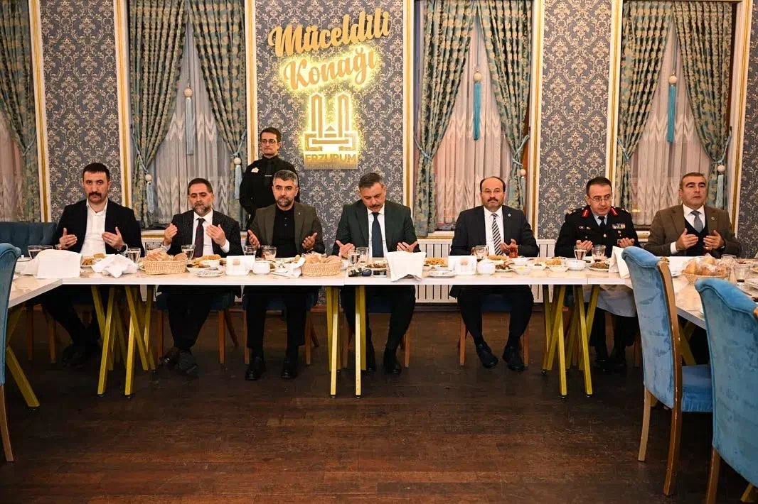 Erzurum Valisi Mustafa Çiftçi Kerküklü öğrencilerle iftarda buluştu.
