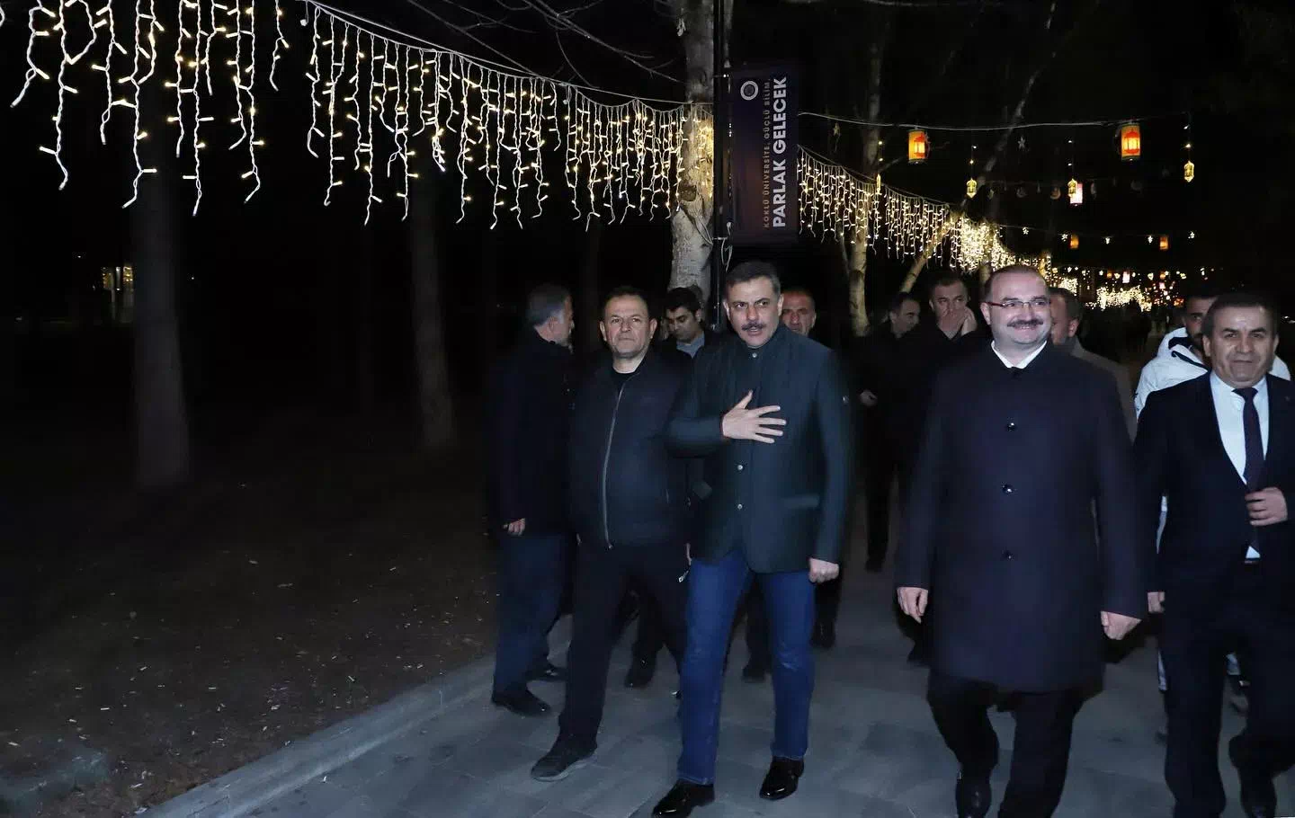 Erzurum Valisi Mustafa Çiftçi, Atatürk Üniversitesi öğrencileriyle Ramazan ayının son sahurunu paylaştı.