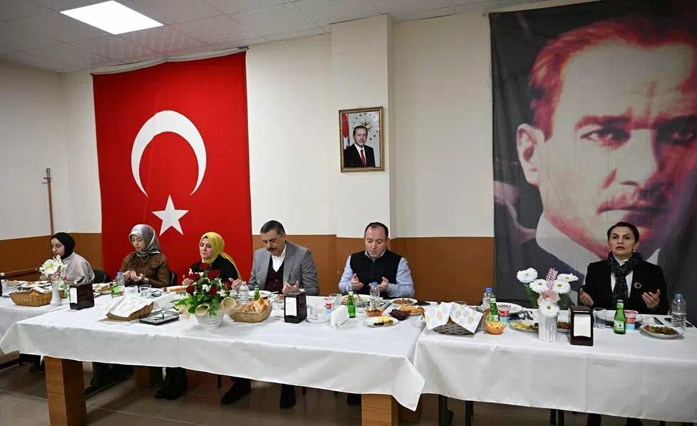 “Erzurum Valisi Mustafa Çiftçi ve eşi, öğrencilerle iftar programında buluştu”