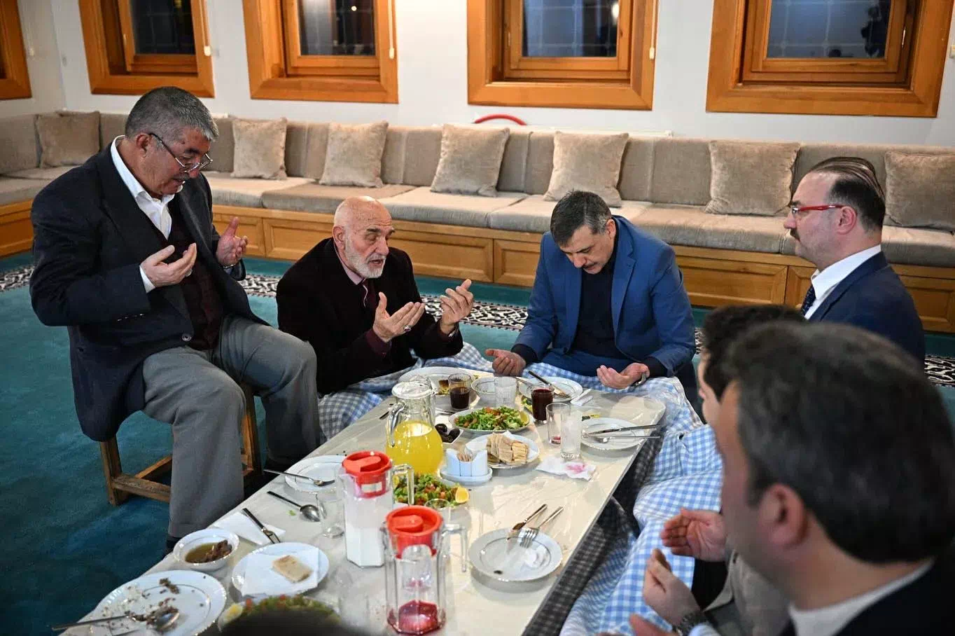 Erzurum Valisi ve Atatürk Üniversitesi Rektörü Alvarlı Efe Hazretleri Vakfı’nda Buluştu