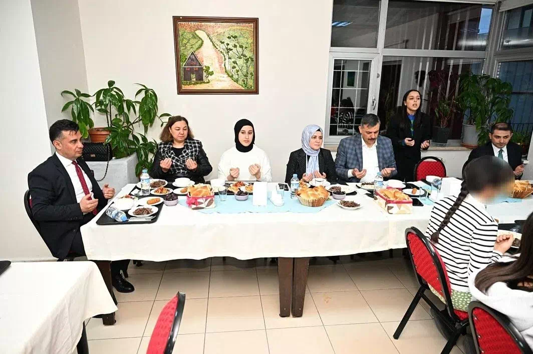 Erzurum Valisi ve eşi, Çocuk Evleri Sitesi’nde kalan çocuklarla iftar yaptı.