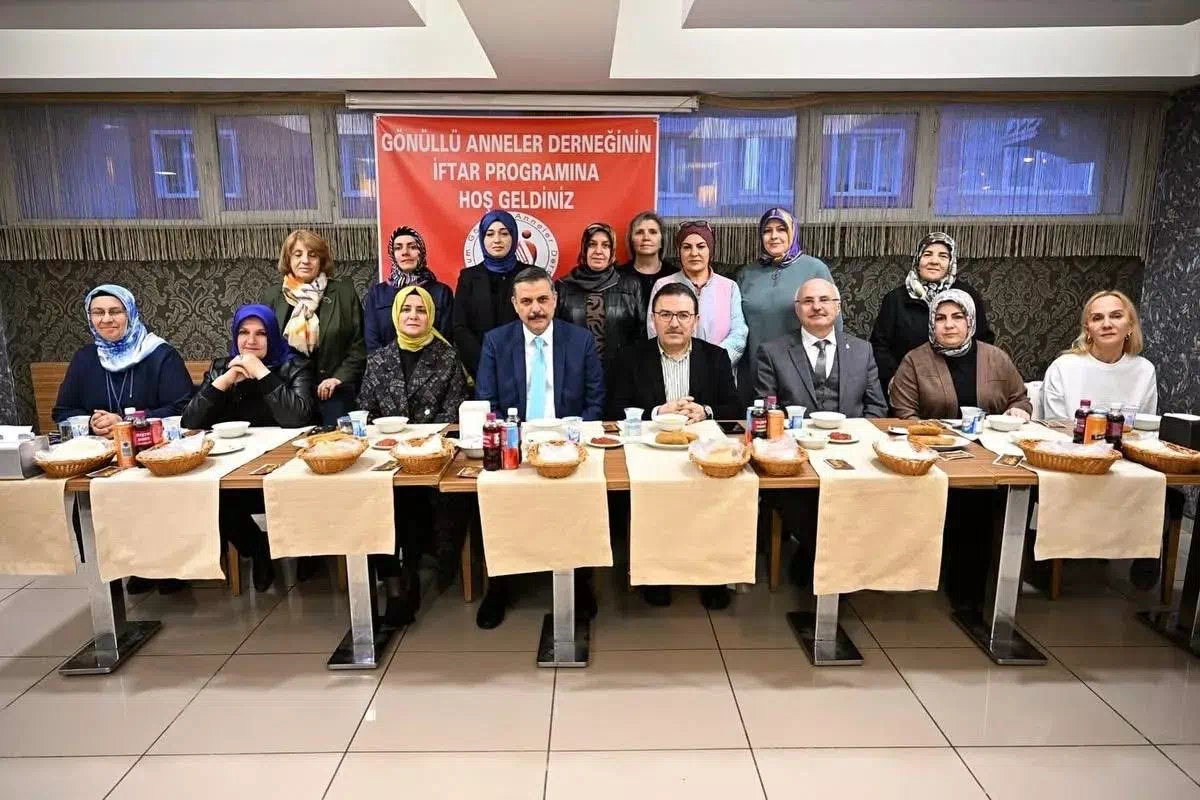 ERZURUM VALİSİ VE EŞİ GÖNÜLLÜ ANNELER DERNEĞİ İFTAR PROGRAMINDA BULUŞTU