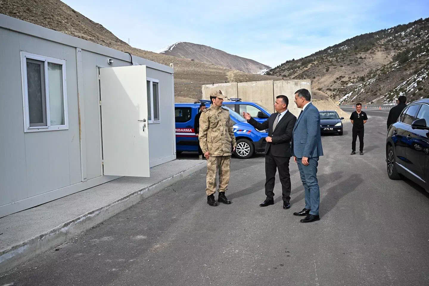 ERZURUM VALİSİ YENİ JANDARMA KONTROL NOKTASINI DENETLEDİ.