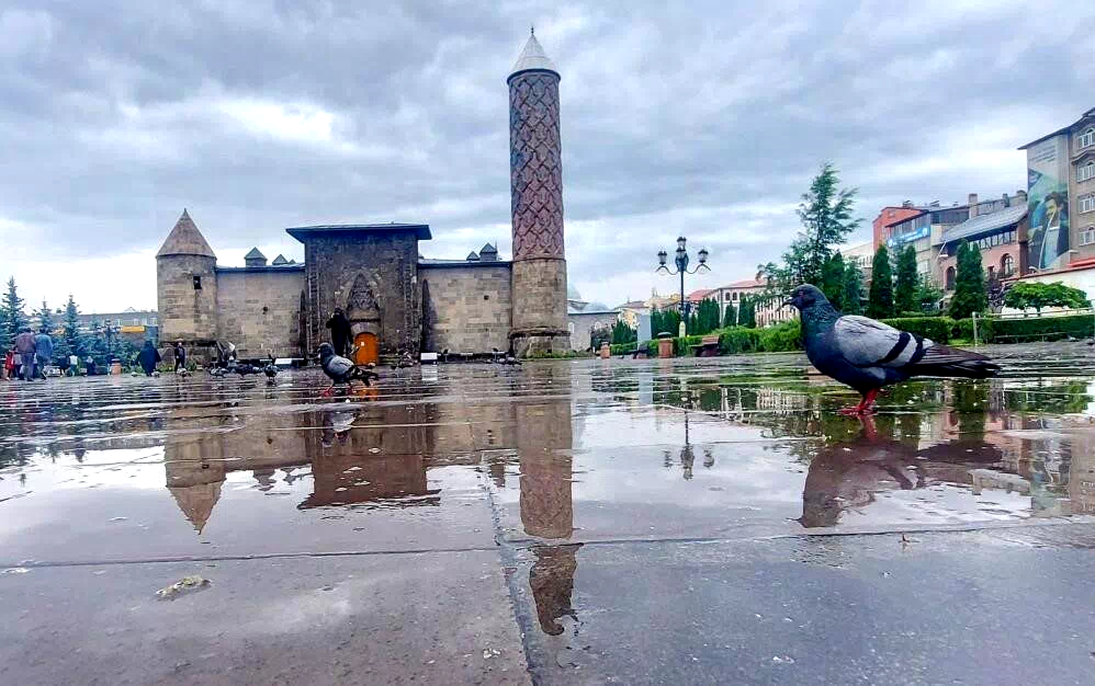 Erzurum ve Ardahan için “sarı” kodlu uyarı: Kuvvetli sağanak ve sel riski