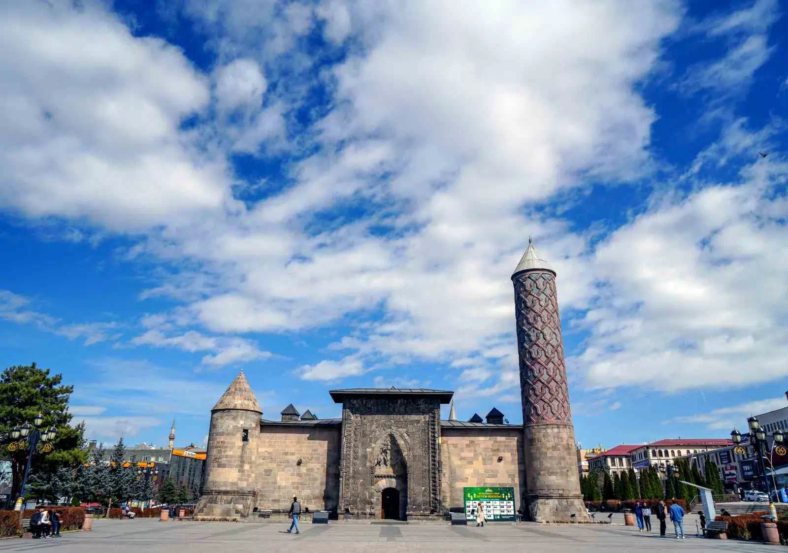 Erzurum ve Erzincan çevresinde yağışlı hava bekleniyor.