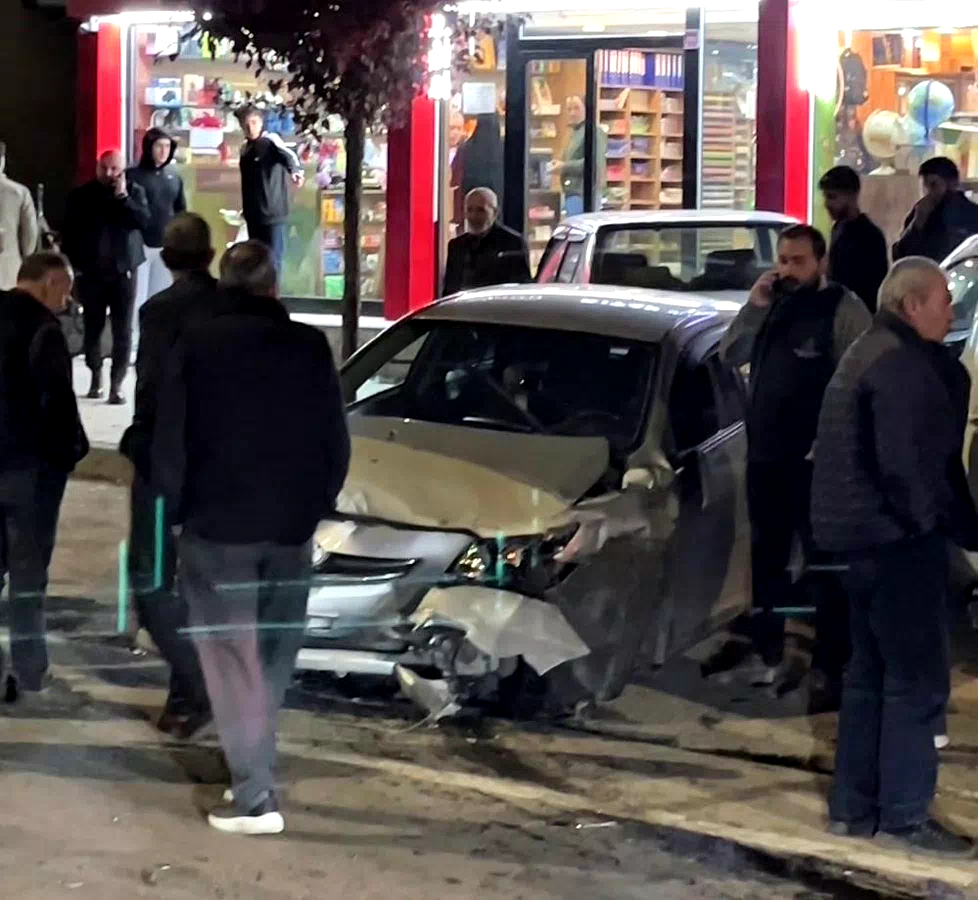 Erzurum’da direksiyonu kilitlenen aracın kaza anı kamerada