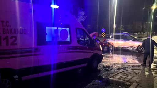 Erzurum’da kavşakta otomobiller çarpıştı: 1 yaralı