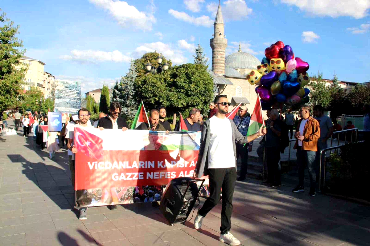 Erzurum’da sağlıkçılar 150 haftadır Gazze için yürüyor: "Zalim zulmünde devam ettikçe biz de mazlumun yanında olmaya devam edeceğiz"