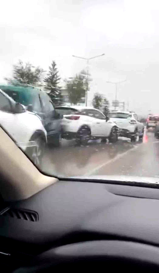 Erzurum’da yağmur kazaya neden oldu: 5 araç birbirine girdi