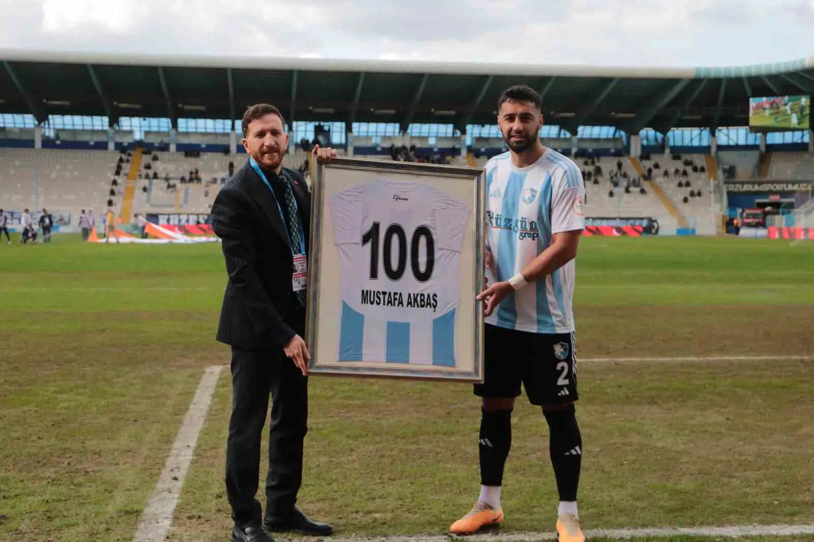 ERZURUMSPOR FK’NIN 100. MAÇINDA MUSTAFA AKBAŞ’A ANLAMLI HEDİYE!