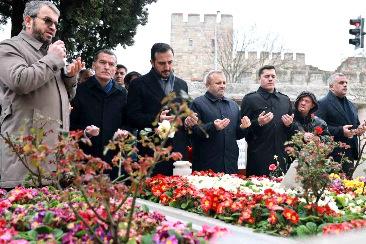 Eski Başbakan Necmettin Erbakan’ı kabri başında anıldı