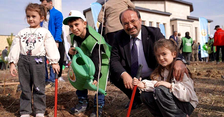 ETÜ kampüsünde 3000 fidan toprakla buluştu