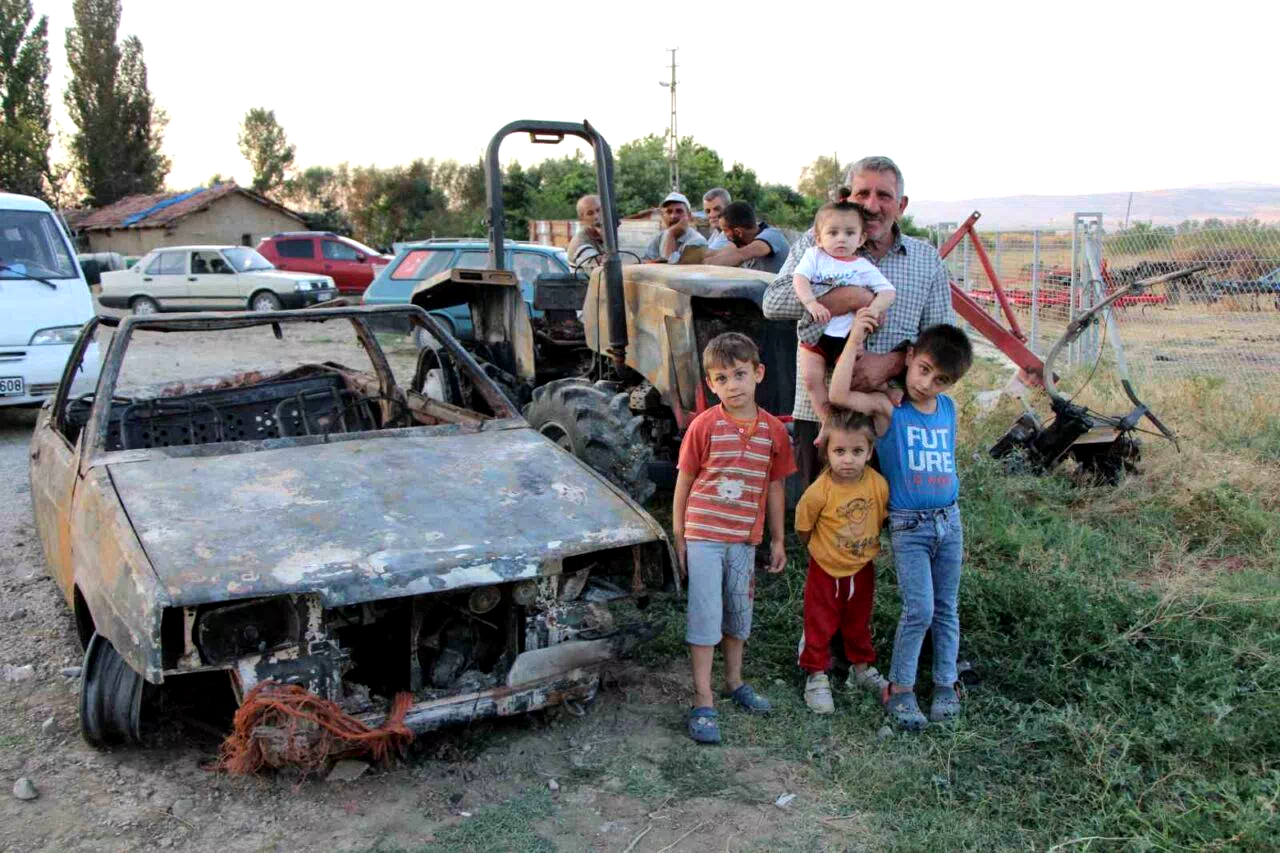 Ev, traktör ve otomobili yanan çift 4 torunuyla yuvasız kaldı