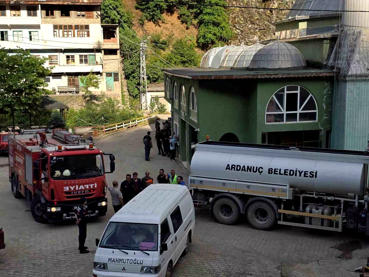 Evde çıkan yangına kovalarla taşıdıkları suyla müdahale ettiler
