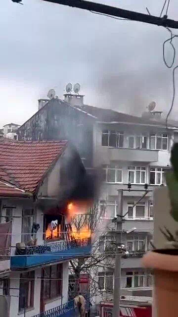 Evde çıkan yangında elektrik kabloları patladı