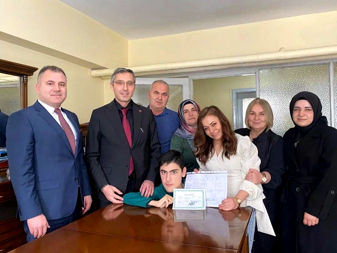 Evde eğitim alan öğrenciler karnelerini Kahraman’dan aldı
