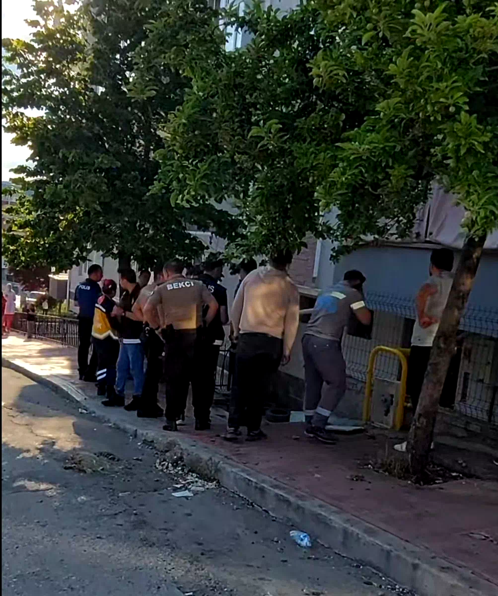 Evin mutfağında çıkan yangın paniğe neden oldu