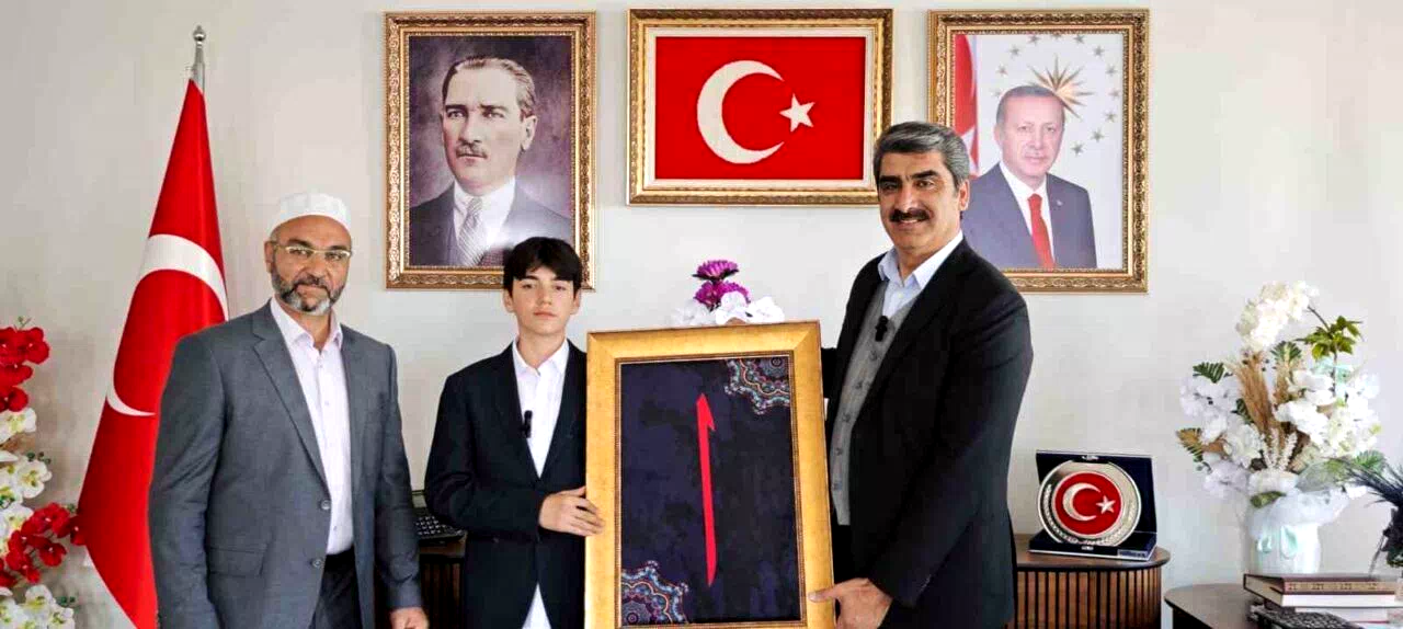 Ezan okuma yarışmasında dereceye girdi, ödülünü Filistin’e bağışladı