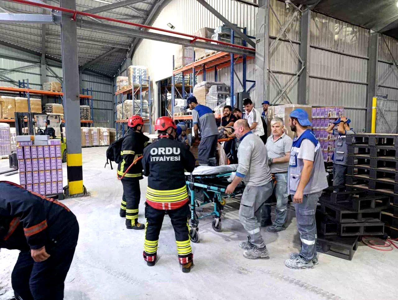 Fabrikada palet makinesine sıkışan işçi ağır yaralandı
