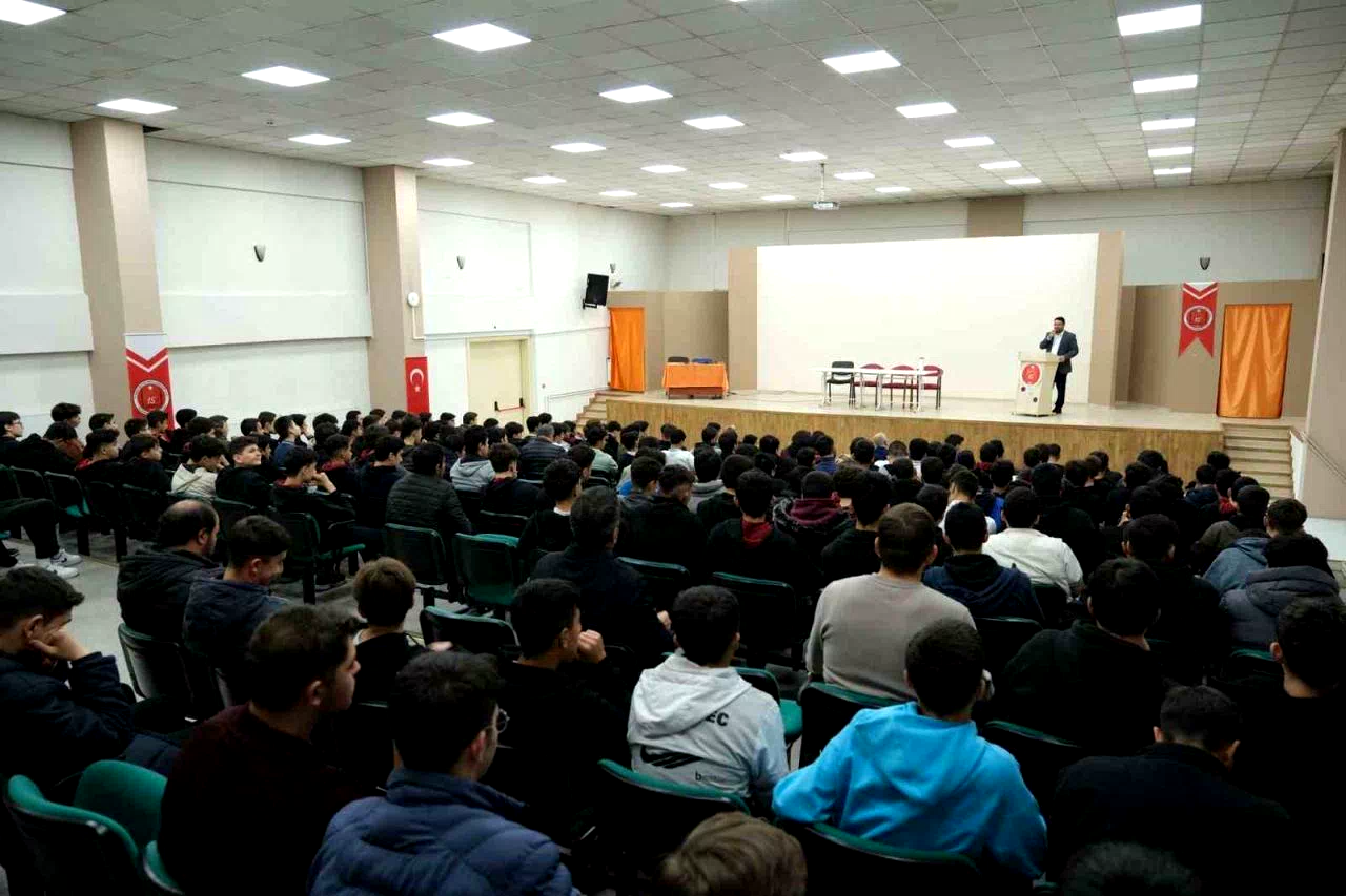 Fakirullahoğlu’ndan 15 Temmuz Şehitleri Anadolu İHL’de konferans