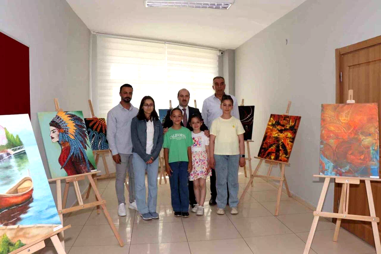Farklı tekniklerle duygularını tuale yansıttılar