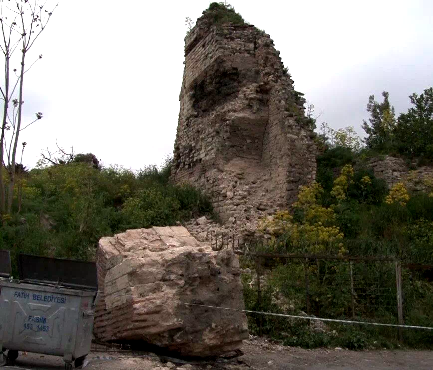 Fatih’te deprem esnasında sur duvarından dev parça düştü: Faciadan dönüldü