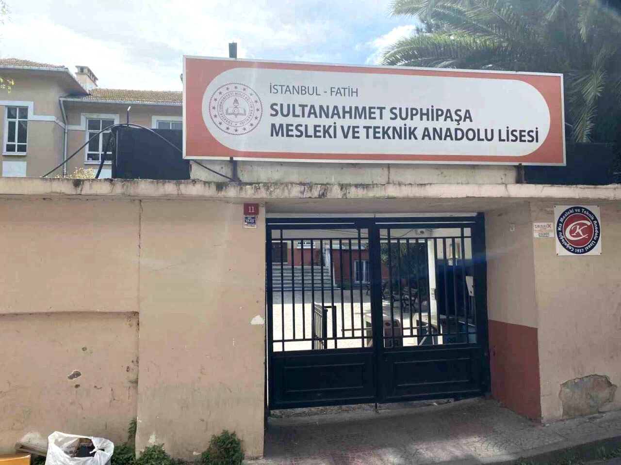 Fatih’te depremde hasar alan 2 okul tahliye edildi: Boşaltılan okullar havadan görüntülendi