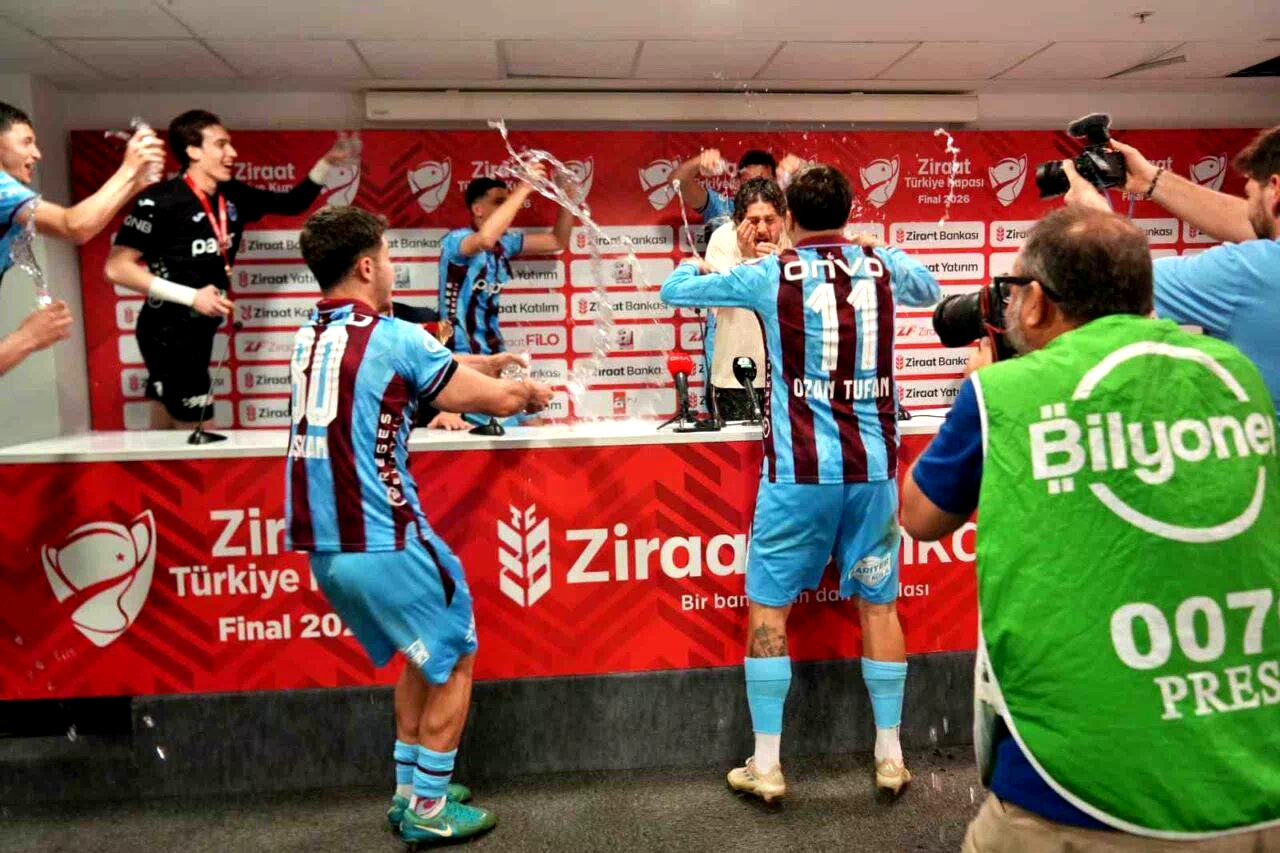 Fatih Tekke: “Çok şükür taraftarımızı mutlu ettik, camiamıza bir kez daha kupa kazandırdık”