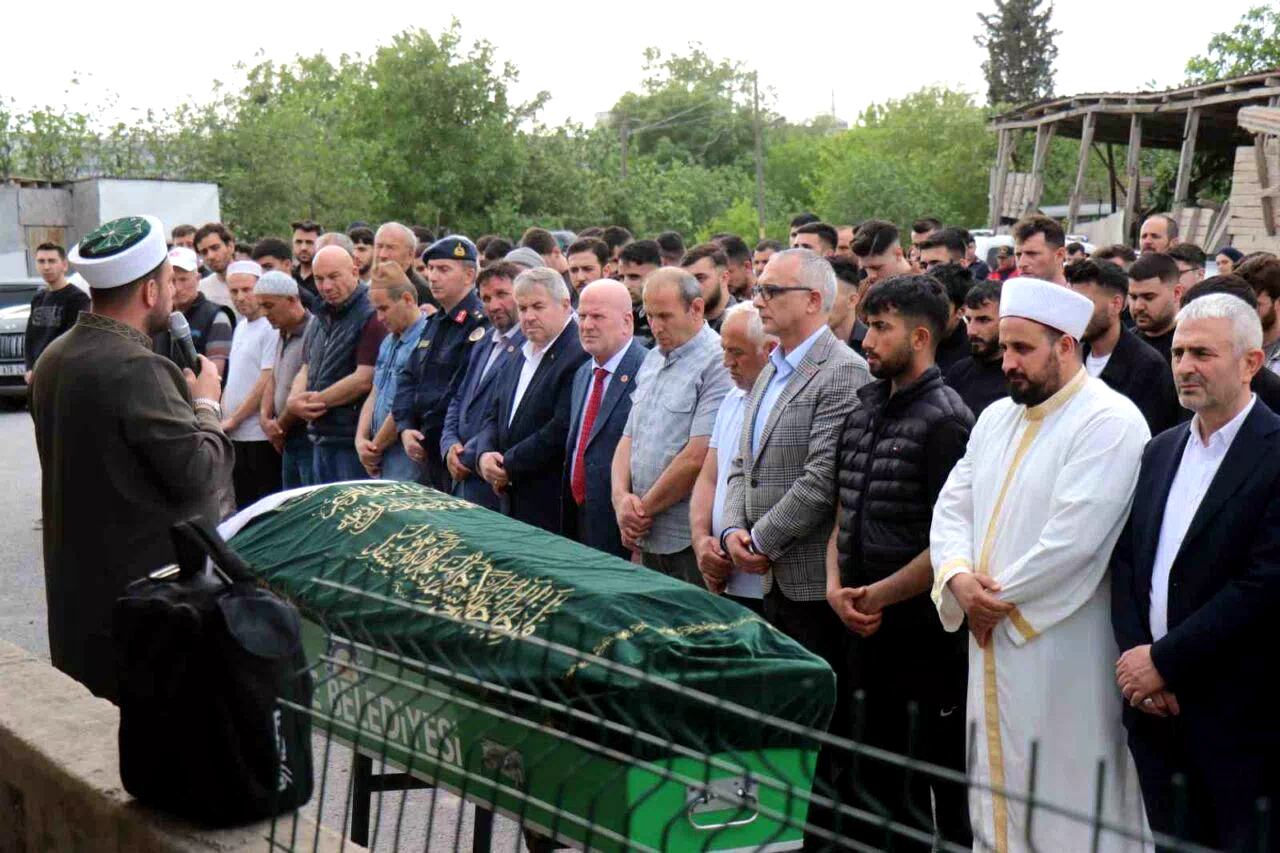 Feci kazada hayatını kaybetmişti: Motosiklet tutkunu genç kadın, son yolculuğuna uğurlandı