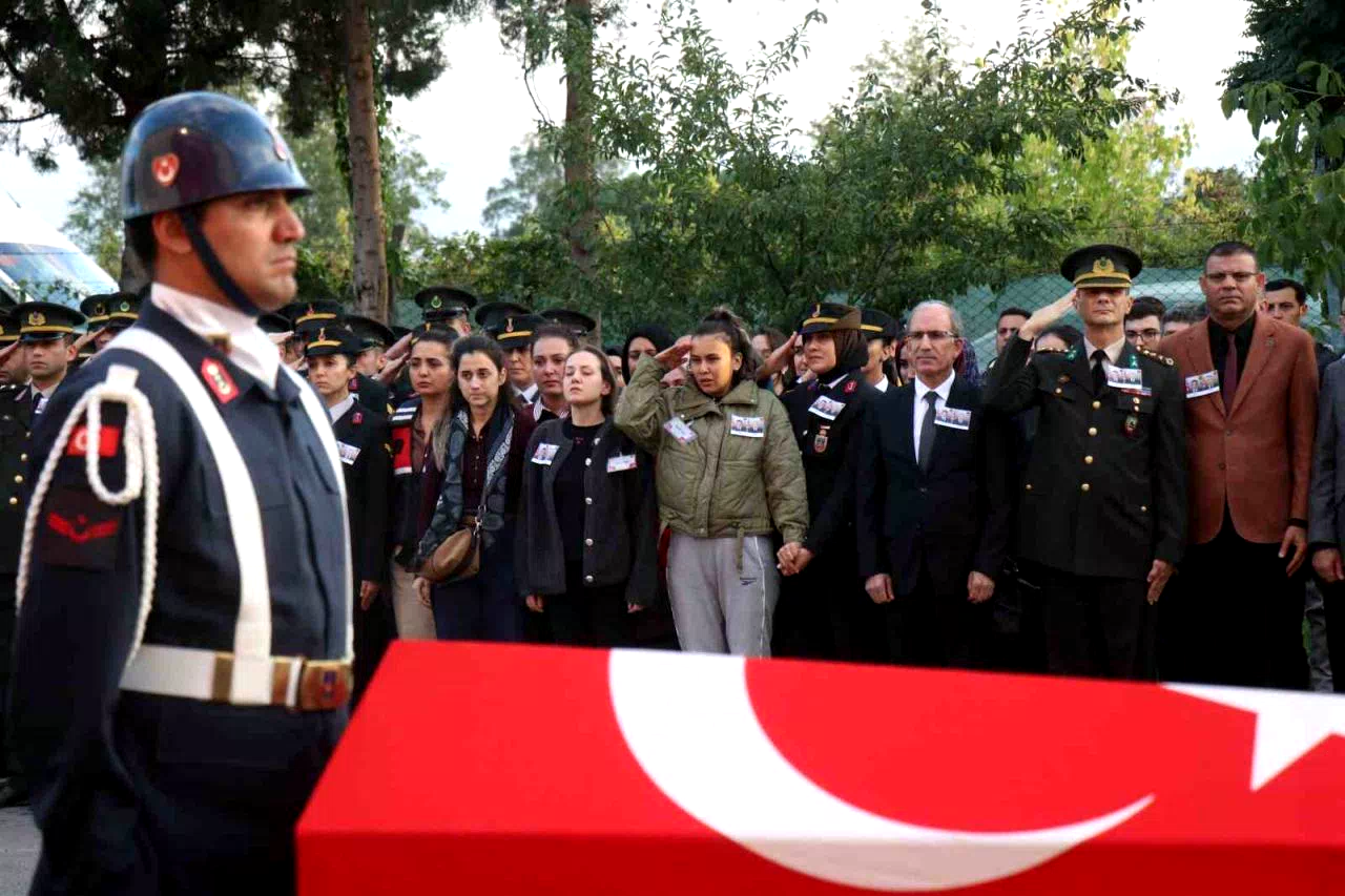 Feci kazada şehit olan jandarma personelleri gözyaşlarıyla memleketlerine uğurlandı