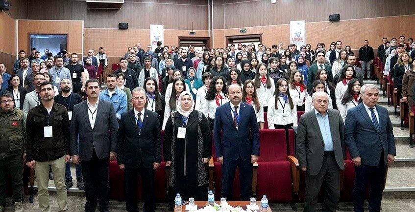 Fen Lisesi Öğrencileri ETÜ’de düzenlenen sempozyumda buluştu